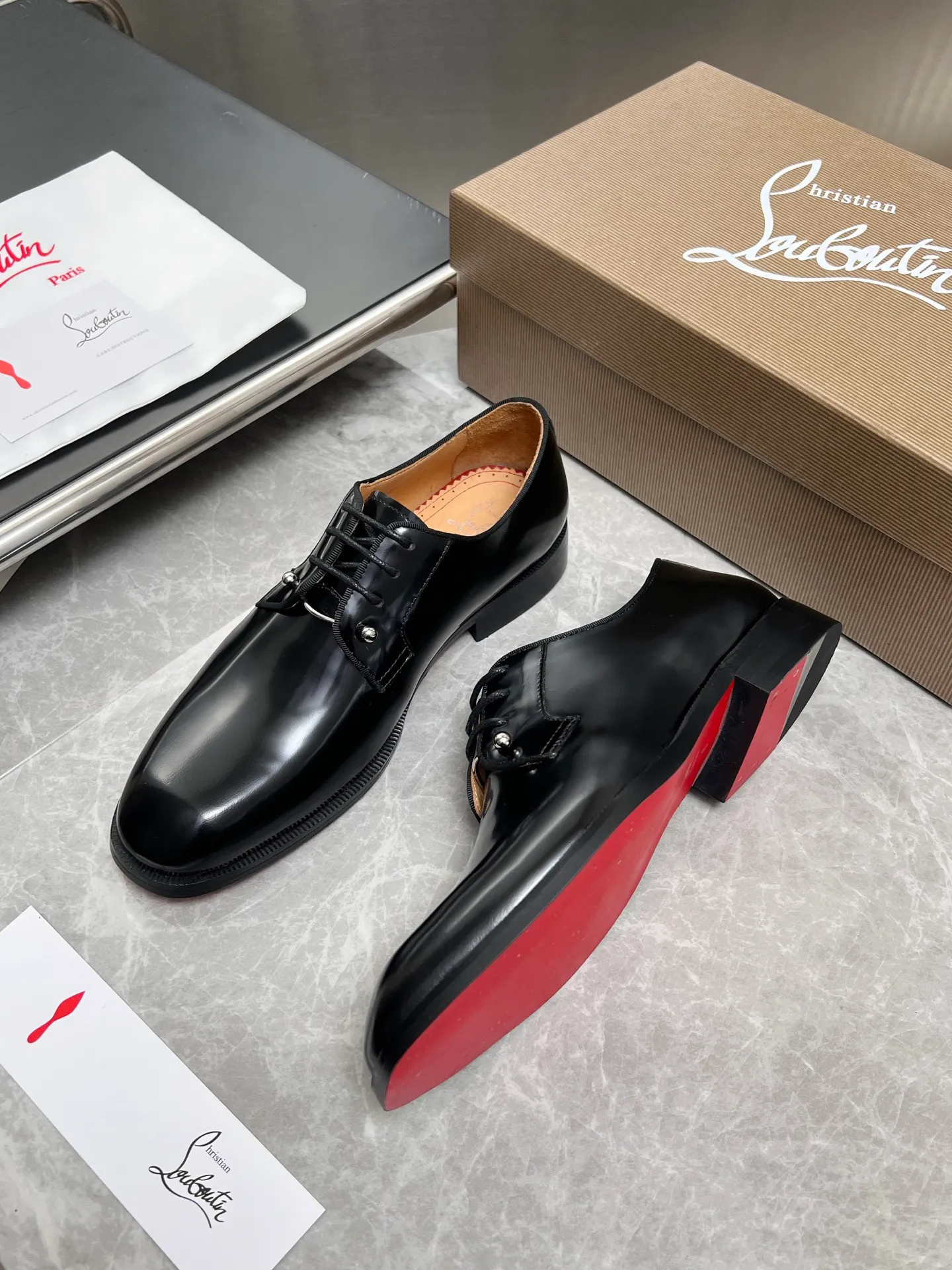 [CL red sole] Top P: 900💰 Number of yards: 39~44 (38.4546. Customized, non-refundable) CL new men's formal shoes Loaf leather shoes Christia* Loubouti* red sole shoes The red sole is luxurious and elegant, reshaping the style boundary of casual formal wear. It is extremely innovative in material selection, and creates a rich visual and tactile experience through the collision of different materials! Made of top-grade calfskin/glossy patent leather/spliced ​​technical fabric in contrasting colors. The upper is stitched by hand with fine and even stitching. It is based on the square-toe loafer shoe shape, with neat and elegant lines, which fits the toughness of men's wear. The upper is embellished with metal rivets, injecting individual details into classic loafers, breaking the mediocrity of casual shoes, and giving a concrete expression of "low-key luxury". From the original color/red cowhide lining inside the shoe to the instantly recognizable red sole, the "red sole" is not only the brand's visual identity, but also a "luxury codeword" when walking. The red sole exposed inadvertently conveys taste and identity instantly. From the innovative splicing of materials, to the personalized fusion of design, to the ingenious inheritance of craftsmanship, the Christian Louboutin men's loafer series is not only a pair of casual shoes, but also a "yuppie style" dressing weapon for men. Whether it is a casual business meeting or a casual look for daily travel, it can help you become a unique and stylish man in every occasion with its "red Loaf" attitude.